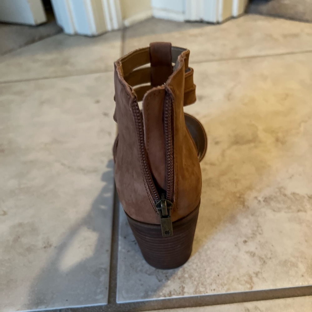 Grecian style stacked heel sandals - Picture 2 of 5